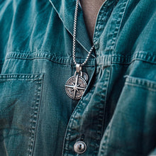 Cargar imagen en el visor de la galería, Collar Brújula Neckham