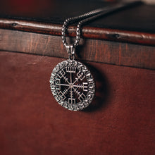 Cargar imagen en el visor de la galería, Collar pesado de Vegvísir