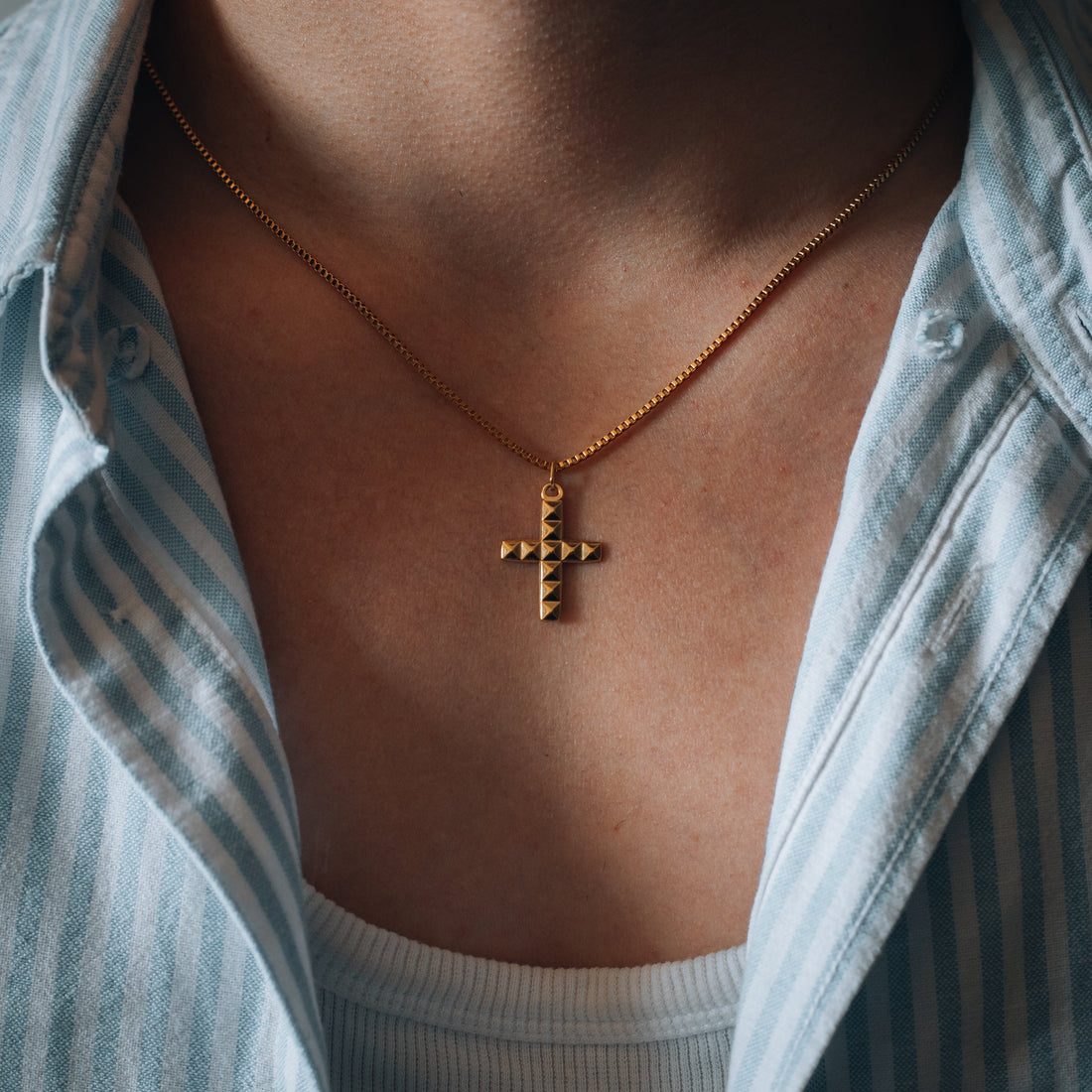 Por qué a los hombres les cuesta tanto usar dorado (y por qué ya es hora de atreverse)