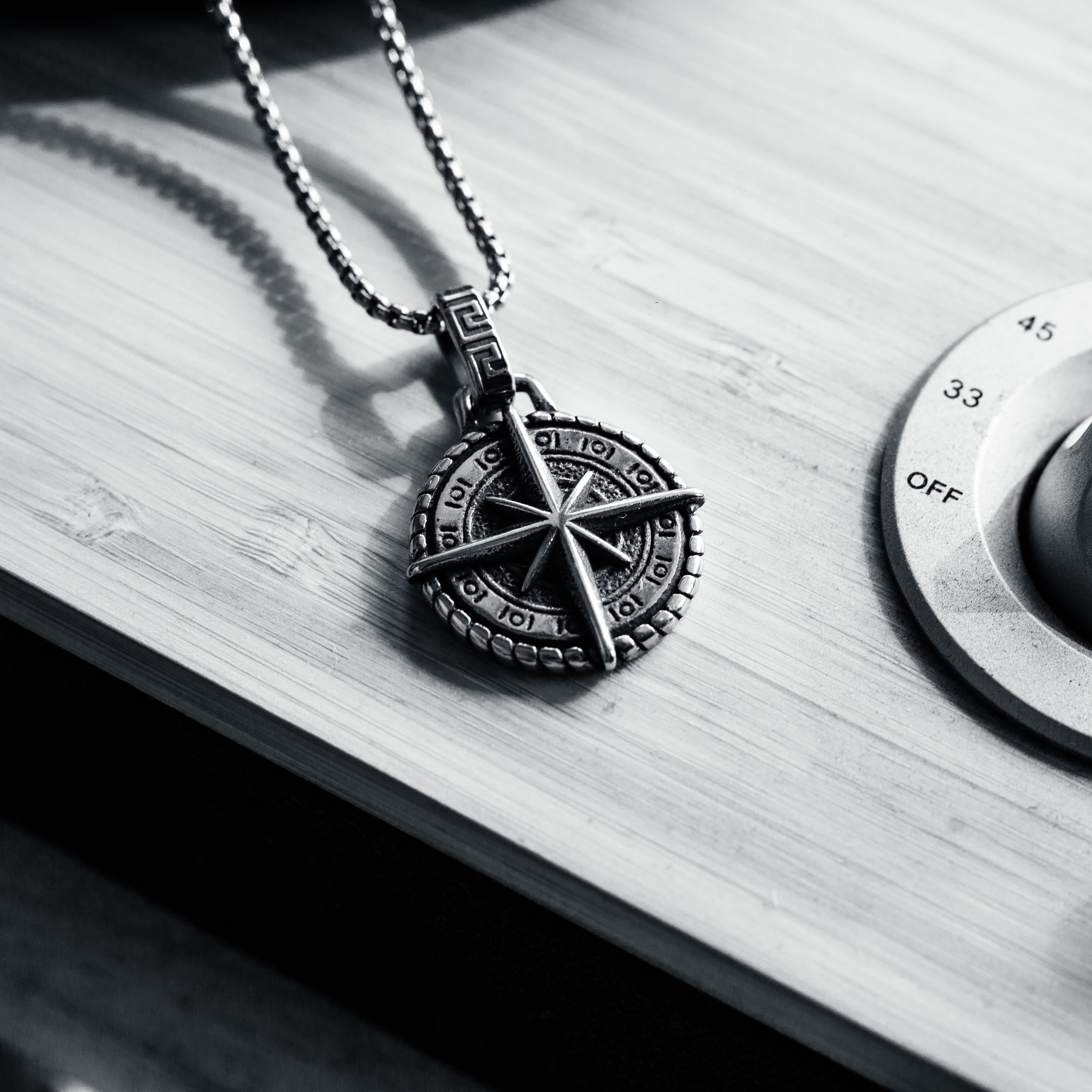 Collar Brújula Neckham