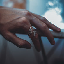 Cargar imagen en el visor de la galería, Anillo pluma de plata
