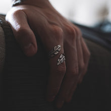 Cargar imagen en el visor de la galería, Anillo pluma de plata
