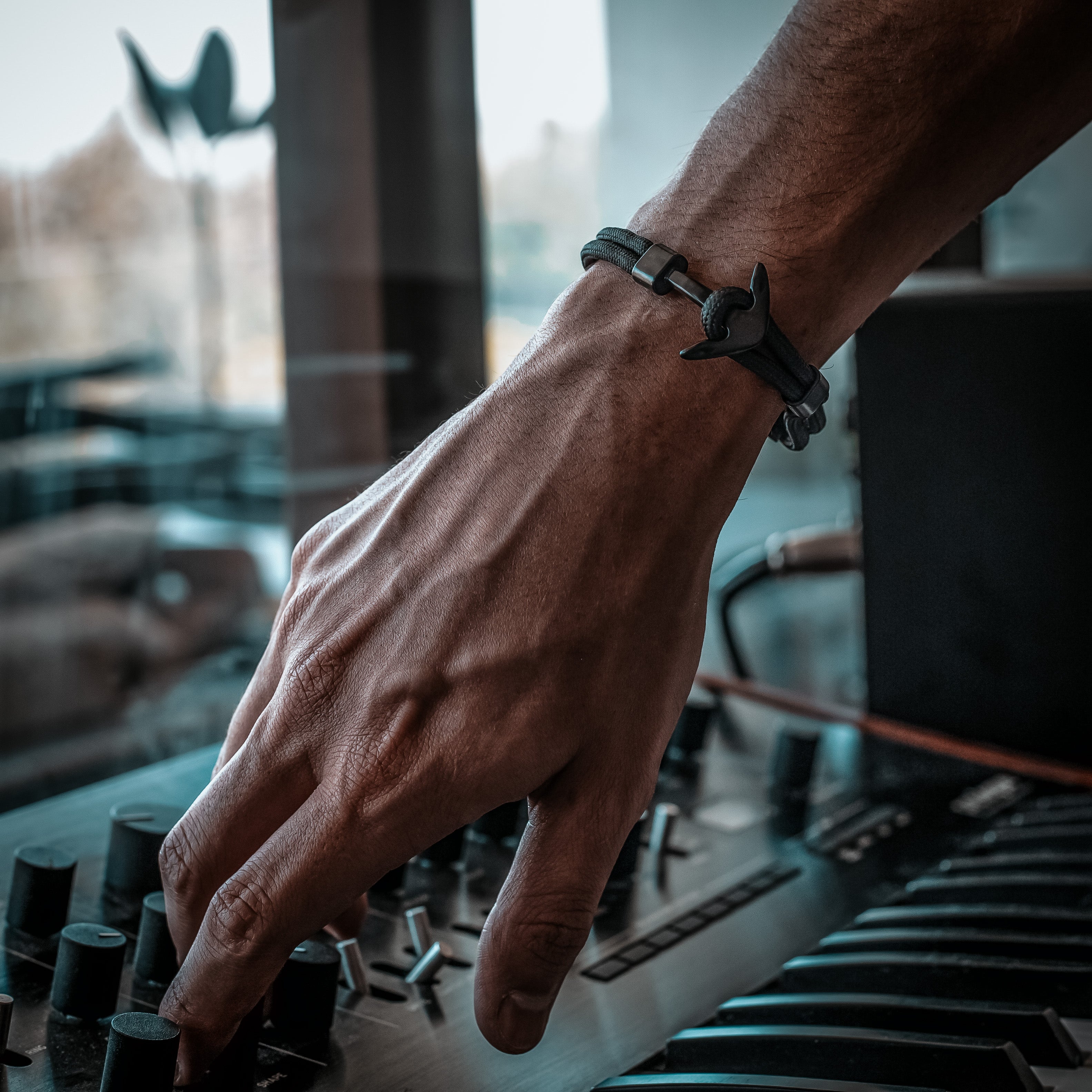 Pulsera de Ancla Negra